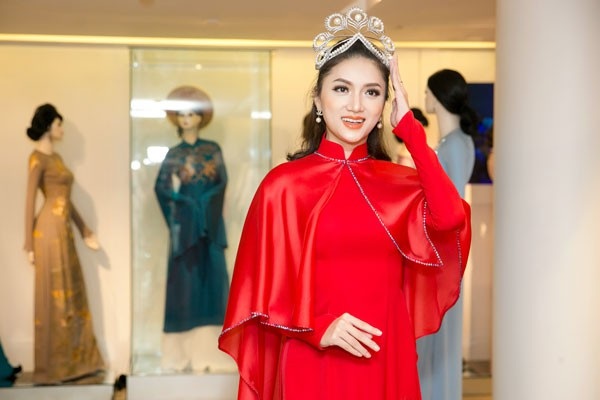 Hương Giang Idol chuẩn bị áo dài dự thi Hoa hậu Chuyển giới Quốc tế - 1 Hương Giang Idol xinh đẹp trong tà áo dài thiết kế tỷ mỉ.