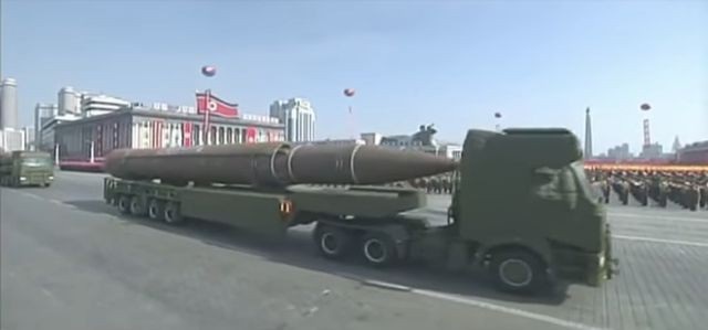 Dàn vũ khí hùng hậu trong lễ duyệt binh của Triều Tiên - 7 Tên lửa đạn đạo liên lục địa Hwasong-14 phô diễn sức mạnh tại lễ duyệt binh (Ảnh: NK News)