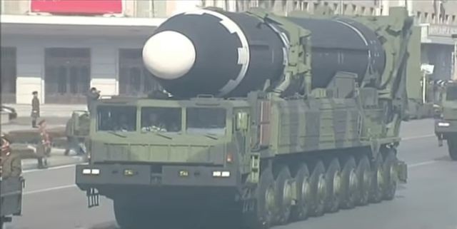 Dàn vũ khí hùng hậu trong lễ duyệt binh của Triều Tiên - 8 Hwasong-15 - tên lửa át chủ bài của Triều Tiên xuất hiện ở cuối lễ duyệt binh (Ảnh: NK News)