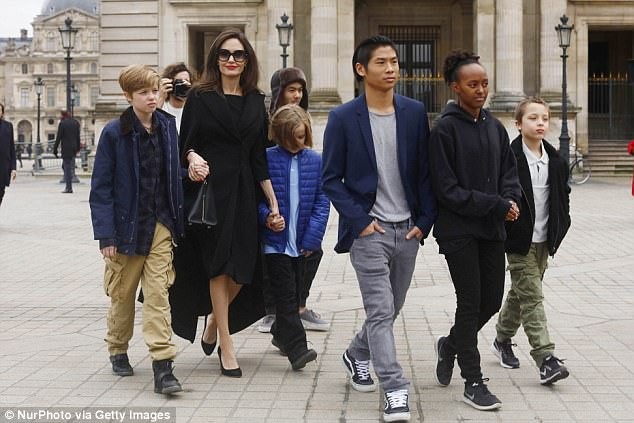 Angelina Jolie chia sẻ kinh nghiệm sống hạnh phúc cho các con gái - 13
Angelina Jolie đưa các con đi thăm viện bảo tàng Louvre, Paris, Pháp, tháng 1/2018.