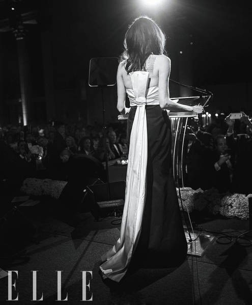 Angelina Jolie chia sẻ kinh nghiệm sống hạnh phúc cho các con gái - 3
Làm mẹ đơn thân ở tuổi 42, Angelina Jolie thấy hạnh phúc và thoải mái. Cô tập trung chăm sóc, dạy bảo 6 đứa con, bên cạnh công việc của một diễn viên, một đạo diễn, một nhà sản xuất kiêm nhà hoạt động xã hội.