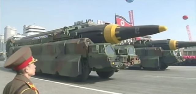 Dàn vũ khí hùng hậu trong lễ duyệt binh của Triều Tiên - 6 Tên lửa Hwasong-12 di chuyển thành một cặp tại lễ duyệt binh (Ảnh: NK News)
