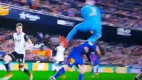 Messi bị cầu thủ Valencia lột áo ngay trên sân - 1 Messi lĩnh trọn cú thúc chân của thủ môn Jaume Domenech