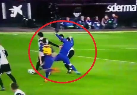 Messi bị cầu thủ Valencia lột áo ngay trên sân - 2 Messi bị Coquelin lột áo ngay trên sân