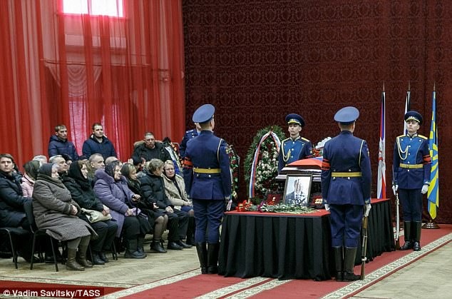 "Biển người" Nga tiễn đưa anh hùng phi công Su-25 - 5
Trong kí ức của các giáo viên cũ, phi công Filipov là một học sinh xuất sắc với điểm số ấn tượng. Xuất thân từ một gia đình quân nhân, Filipov đã tiếp bước người cha gia nhập lực lượng không quân Nga. Cả mẹ và em gái của Filipov đều phục vụ trong quân đội Nga. Trong suốt những năm tháng phục vụ, anh Filipov luôn thể hiện mình là 1 quân nhân mẫu mực, xuất sắc luôn hoàn thành nhiệm vụ được giao và truyền cảm hứng cho đồng đội. (Ảnh: Tass)