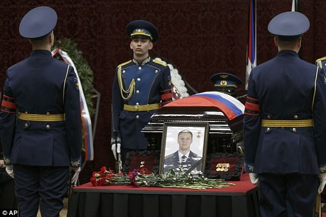 "Biển người" Nga tiễn đưa anh hùng phi công Su-25 - 8
Anh Filipov đã nhảy dù và thoát ra khỏi chiếc ngoài máy bay bị bắn rơi nhưng lại rơi vào sào huyệt của địch. Filipov đã đấu súng với những kẻ cực đoan trong tình thế thua thiệt cả về quân trang, lực lượng và bị thương nặng. Sau khi bị thương và bị các phiến quân bao vây, Filipov đã tự sát bằng lựu đạn cầm tay. Bộ Quốc phòng đã quyết định trao tặng huân chương Anh hùng Nga, huân chương cao quý nhất của nước này, cho phi công Filipov. (Ảnh: AP)