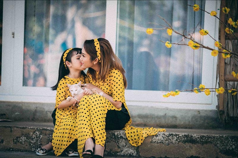 Ngọt ngào bộ ảnh du xuân của mẹ và con gái - 1
Nhân vật chính trong bộ ảnh này chính là Lê Thị Hồng Phượng (sinh năm 1994, quê Đồng Nai) và cô con gái nhỏ Nguyễn Ngọc Minh Thư.