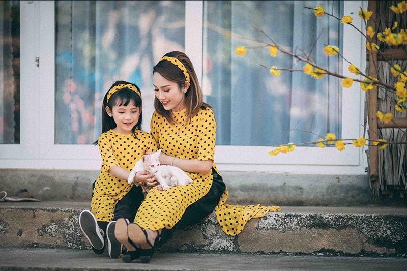 Ngọt ngào bộ ảnh du xuân của mẹ và con gái - 9
Ý tưởng của bộ ảnh này chính là hình tượng “cô Ba Sài Gòn” đằm thắm nhưng không kém phần tươi vui, rạng ngời.