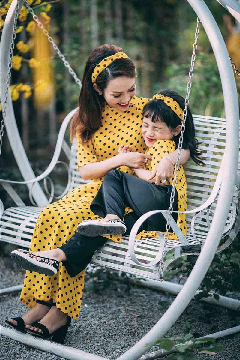 Ngọt ngào bộ ảnh du xuân của mẹ và con gái - 12
Nhiếp ảnh gia Phạm Minh Tài, người ghi lại những khoảnh khắc này cho biết: “Để bắt được những cảm xúc tự nhiên thì nhân vật không thể diễn, nên tất nhiên mọi thứ đều phải tự nhiên, từ ánh mắt, nét cười đến bước đi. Việc của máy ảnh chỉ là ghi lại những khoảnh khắc đó mà thôi”.