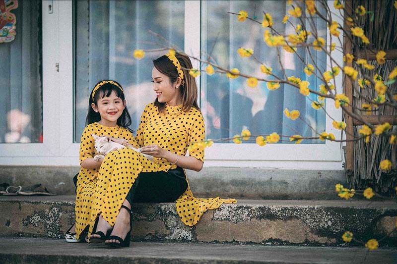 Ngọt ngào bộ ảnh du xuân của mẹ và con gái - 2
Được biết Hồng Phượng hiện đang kinh doanh của hàng thời trang nên thời gian khá bận rộn, cô muốn dành thời gian những ngày năm mới cho thiên thần nhỏ của mình.