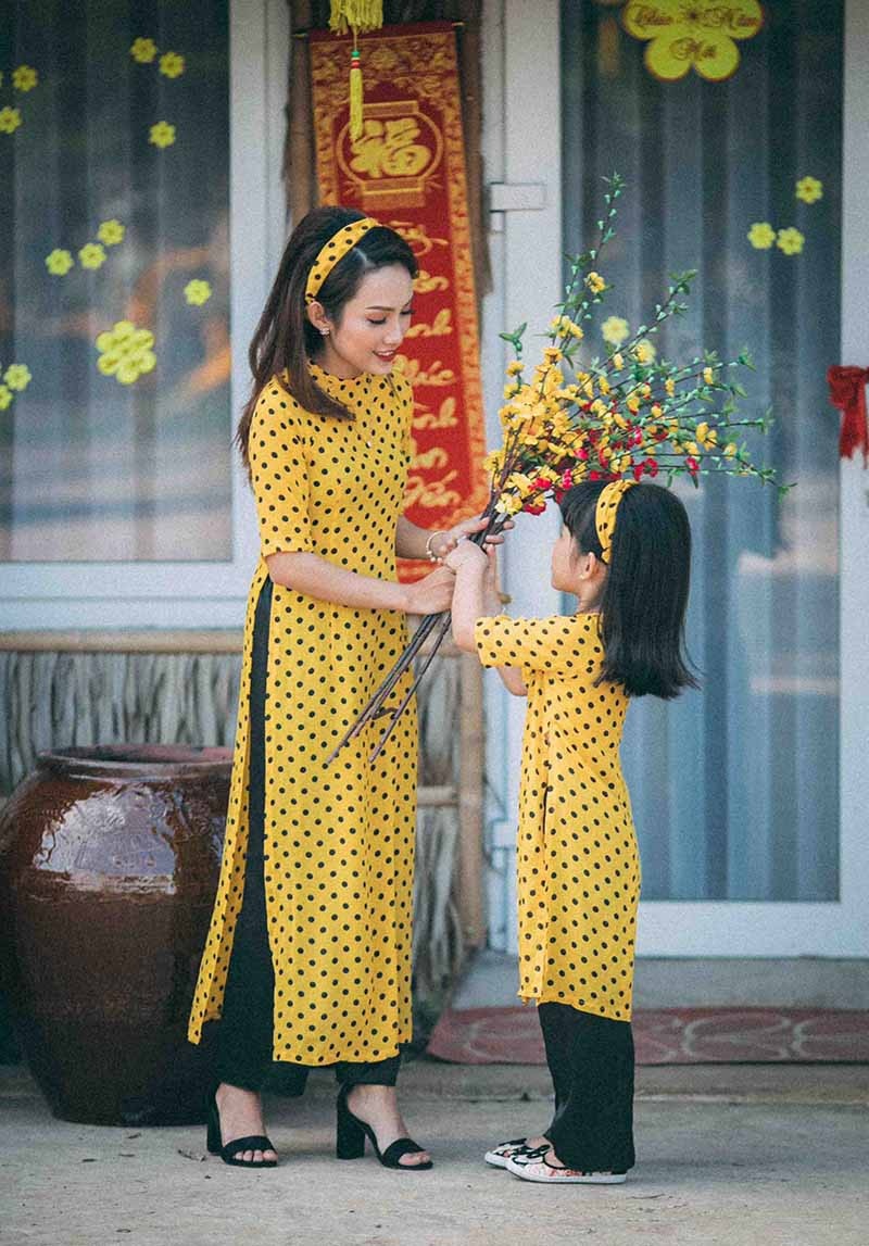 Ngọt ngào bộ ảnh du xuân của mẹ và con gái - 4
Bộ ảnh được chụp trong vòng một tiếng đồng hồ với những biểu cảm hết sức tự nhiên, nhẹ nhàng của mẹ và con gái.