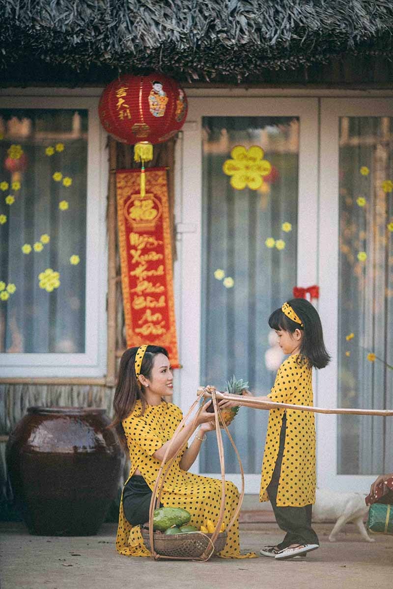 Ngọt ngào bộ ảnh du xuân của mẹ và con gái - 6
Ánh mắt dịu dàng, vòng ôm ấm áp, những nụ cười rạng ngời chào đón Xuân sang.