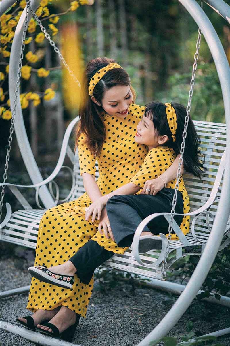 Ngọt ngào bộ ảnh du xuân của mẹ và con gái - 7
Chọn áo dài bởi Hồng Phượng luôn dành niềm cảm mến đặc biệt với trang phục truyền thống.