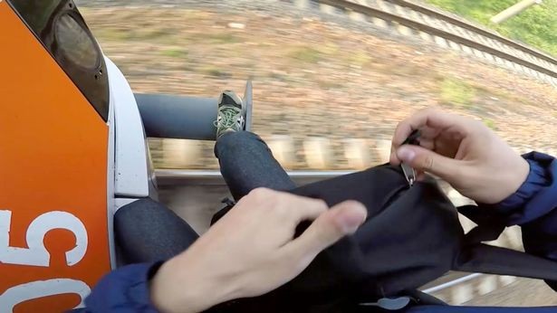 Cặp đôi trẻ liều mạng đu lên tàu điện cao tốc để hẹn hò - 2 Alexander còn thả tay ra để tìm gậy tự sướng