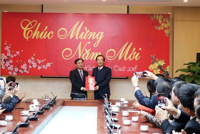 Thủ tướng bổ nhiệm 1 Thứ trưởng, 2 lãnh đạo doanh nghiệp - 1 Lễ công bố quyết định bổ nhiệm Thứ trưởng Bộ Xây dựng với ông Nguyễn Văn Sinh tổ chức hôm qua, 8/2.