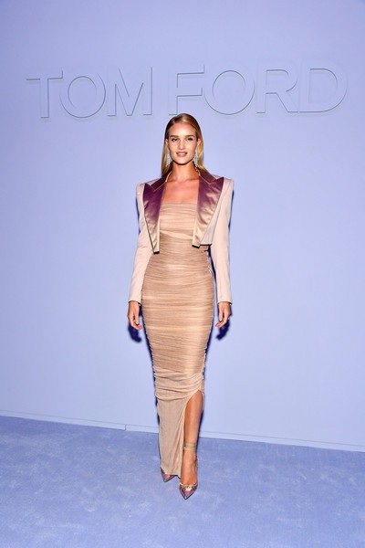 Người đẹp đọ dáng vóc trong show thời trang - 6
Cùng dự sự kiện còn có siêu mẫu Anh Rosie Huntington-Whiteley
