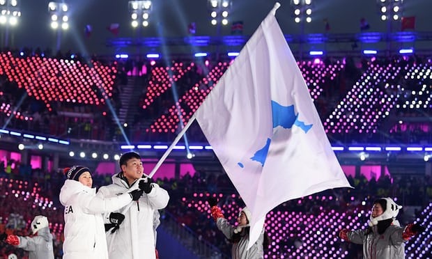Hai miền Triều Tiên diễu hành chung ở lễ khai mạc Olympic mùa Đông - 1 Các CĐV Hàn Quốc và CHDCND Triều Tiên diễu hành dưới lá cờ in hình bán đảo Triều Tiên