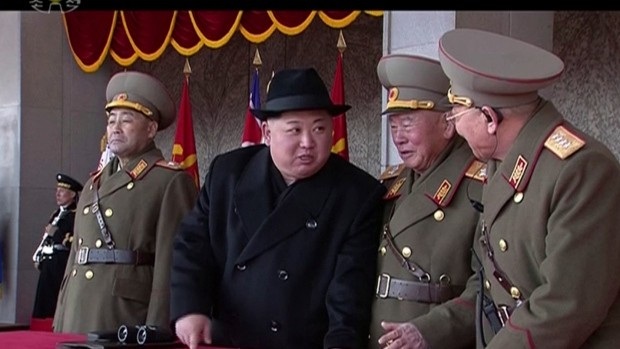 
Nhà lãnh đạo Triều Tiên Kim Jong-un dự lễ duyệt binh. (Ảnh: CP)
