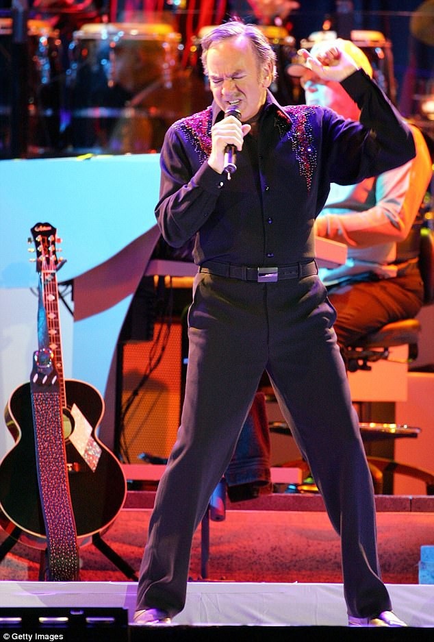 Nam danh ca gạo cội từ giã sự nghiệp ở tuổi 77 vì Parkinson - 3 Nam danh ca người Mỹ Neil Diamond