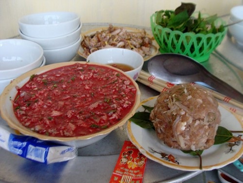 Kỳ lạ ngôi làng ăn thịt sống “độc nhất vô nhị” ở Việt Nam - 3 Trong các ngày lễ Tết, người làng Vị Thủy không thể thiếu được món nem sống.