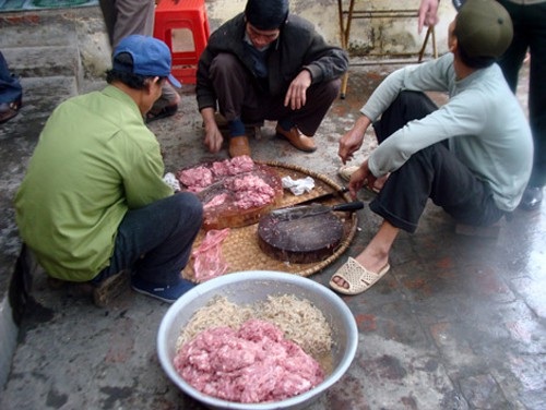 Kỳ lạ ngôi làng ăn thịt sống “độc nhất vô nhị” ở Việt Nam - 1 Món nem chạo hay còn gọi là nem sống được xem là đặc sản ở Vị Thủy