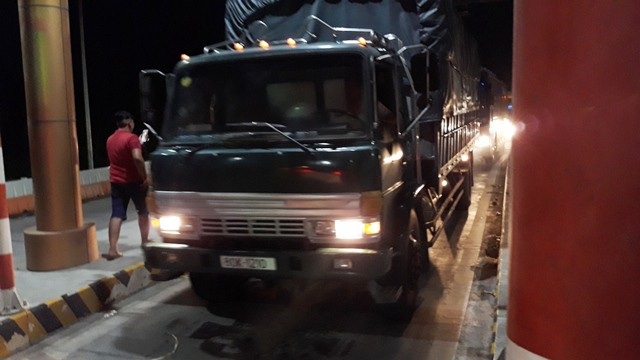 Sau tuyên bố xem xét giảm phí, BOT Sóc Trăng lại... thu rồi xả - 2 Trạm BOT Sóc Trăng liên tục thu phí rồi xả.