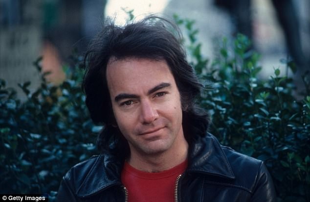 Nam danh ca gạo cội từ giã sự nghiệp ở tuổi 77 vì Parkinson - 2 Nam danh ca người Mỹ Neil Diamond thời trẻ