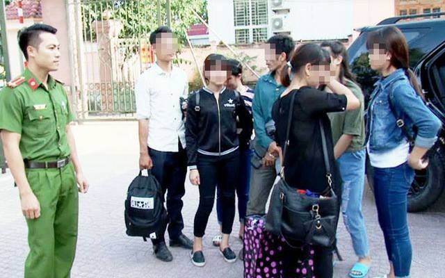 2 đối tượng lừa bán 3 trẻ em sang Trung Quốc - 1 Vào cuối tháng 11 năm 2017 - Phòng CSHS Công an tỉnh Nghệ An đã giải cứu 4 thiếu nữ bị bán sang Trung Quốc về với gia đình. (Ảnh: PC45)