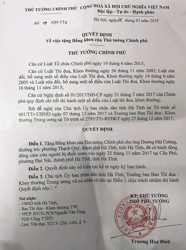 Người đàn ông lao xuống sông cứu người nhận bằng khen của Thủ tướng - 1 Quyết định tặng Bằng khen cho ông Dương Hải Cường của Thủ tướng Chính phủ.