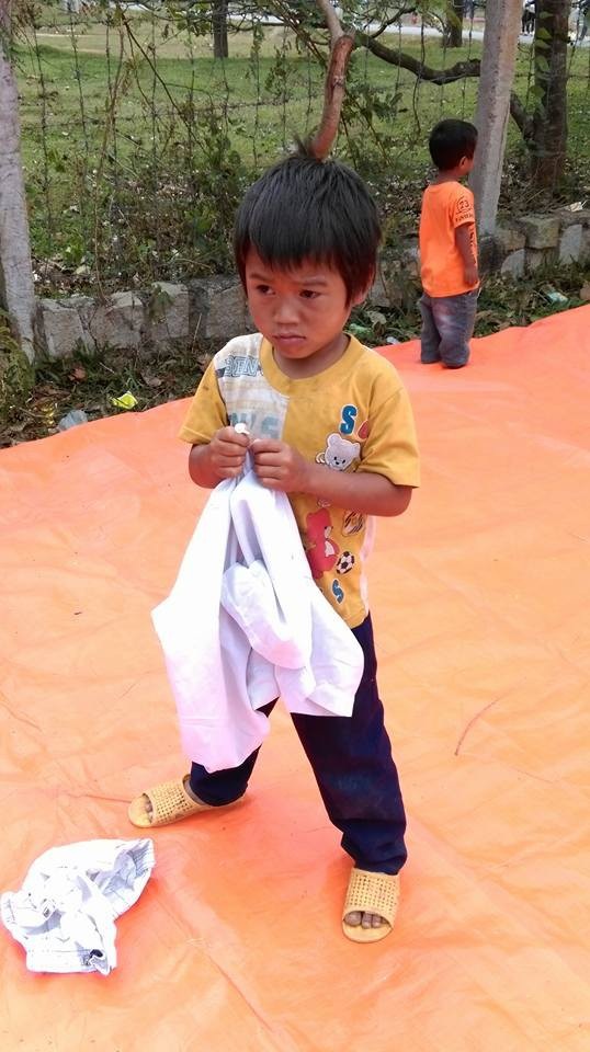 Chương trình “Xuân tình nguyện” giúp các hoàn cảnh khó khăn ở Lâm Đồng - 6 Cậu bé nhút nhát khi thử chiếc áo vừa được các anh chị trong đoàn tặng