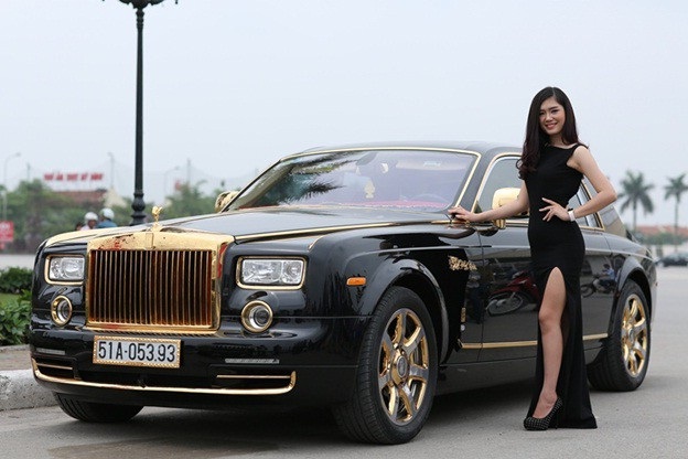 Karalux ra mắt bộ sưu tập hoa phong lan mạ vàng làm quà tặng Tết 2018 - 4 Một trong năm chiếc Rolls-Royce Phantom được Karalux độ vàng tại Việt Nam