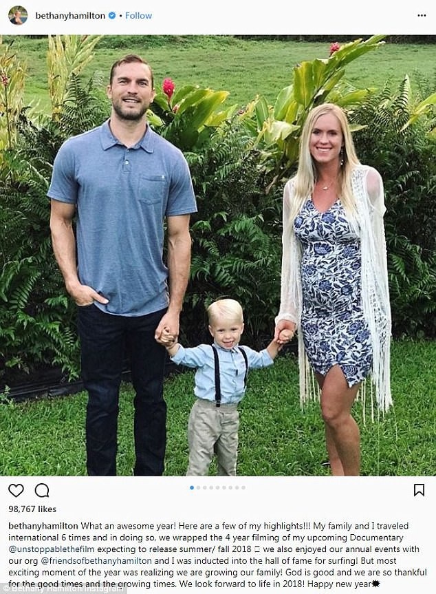 
Người đẹp Mỹ kết hôn vào năm 2013 với mục sư Adam Dirks, cặp đôi có một con trai năm nay 2 tuổi
