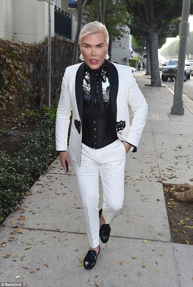 "Búp bê Ken" Rodrigo Alves buồn bực khi quên mặc đồ đen dự lễ trao giải Quả Cầu Vàng - 4
Rodrigo Alves diện đồ rất điệu đà và còn đeo đai nịt eo để vóc dáng chuẩn chỉ hơn. Anh tiết lộ cả Justin Timberlake và Zach Efron đều khen anh mặc đẹp trên thảm đỏ