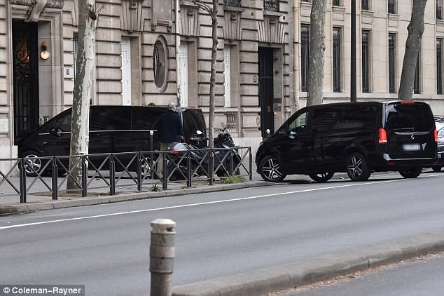 Rihanna và hình ảnh hiếm hoi bên bạn trai đại gia - 4
Cặp đôi ở khách sạn hạng sang ở Paris và có xe hộ tống từ sân bay về