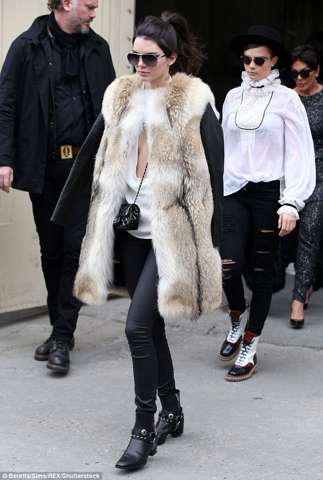 Kendall Jenner bị chỉ trích vì mặc áo lông thú - 4
Vài năm nay, Kendall Jenner và các chị em gái vấp phải nhiều chỉ trích vì mặc đồ làm từ lông thú