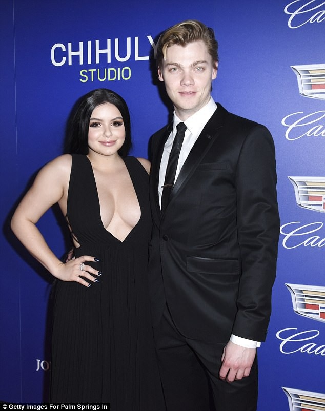 Ariel Winter khoe ngực khủng, da trắng mịn - 4
Ariel nổi tiếng với phim Modern Family và được coi là một trong những diễn viên trẻ có khả năng nhất Hollywood