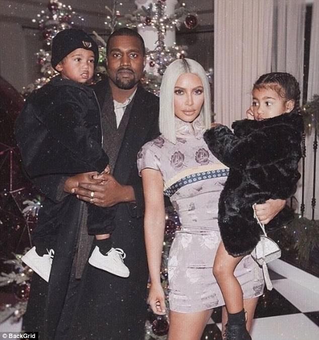 Kim Kardashian đón con thứ 3 nhờ phương pháp mang thai hộ - 4
Kim mua toàn đồ hiệu của Swarovski, Louis Vuitton, Suommo Dodo...