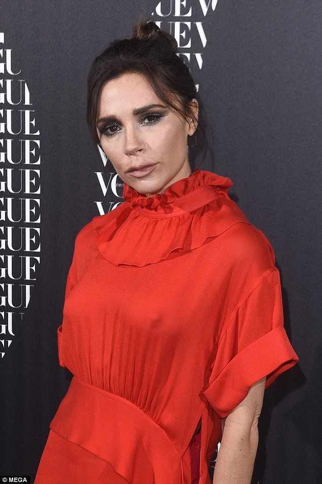 Victoria Beckham lộ mặt mệt mỏi trên thảm đỏ - 4
Bà mẹ bốn con gây choáng khi diện váy thả rông vòng một