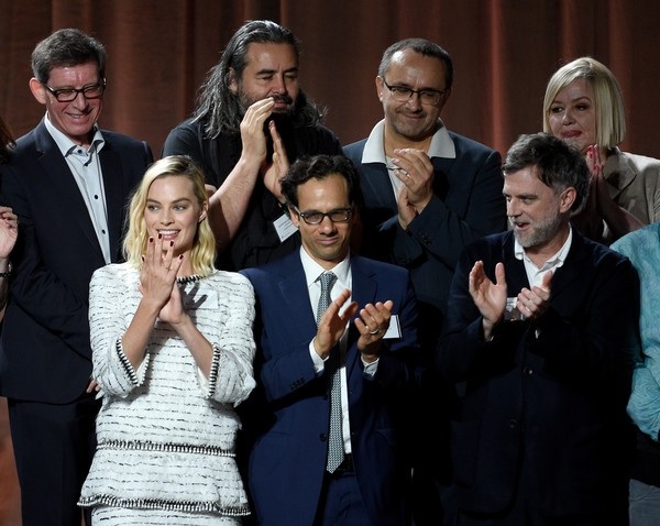 
Margot Robbie (váy trắng) là gương mặt nổi bật tại sự kiện này. Nhiều người muốn biết cô và các đồng nghiệp sẽ nhận quà gì khi tham dự lễ trao giải Oscar 2018
