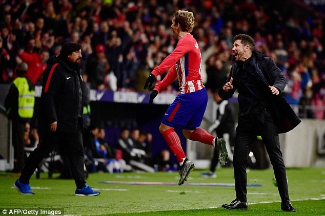 Griezmann ghi 4 bàn, Atletico chỉ còn kém Barcelona 4 điểm - 7
HLV Simeone chia sẻ niềm vui cùng Griezmann