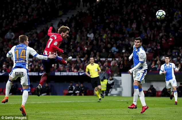 Griezmann ghi 4 bàn, Atletico chỉ còn kém Barcelona 4 điểm - 4
Pha đánh đầu nâng tỷ số lên 2-0 của Griezmann ở phút 35