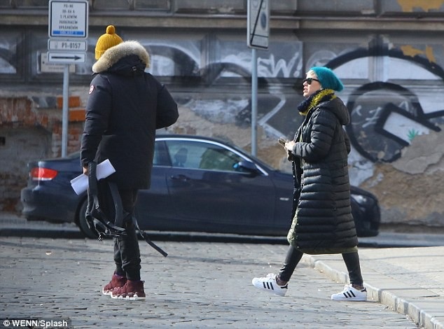 
Tài tử 41 tuổi và bạn gái ăn vận kín đáo và đơn giản trên phố
