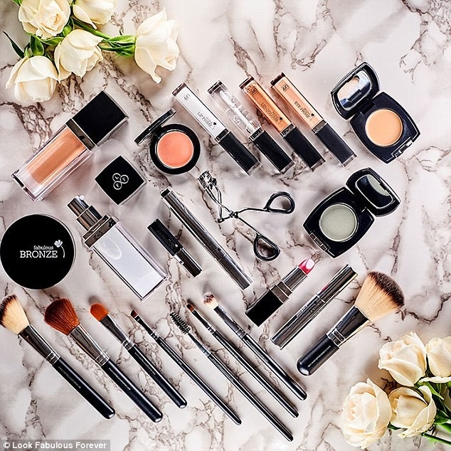 
Look Fabulous Forever tặng bộ mỹ phẩm xịn cho khách quý
