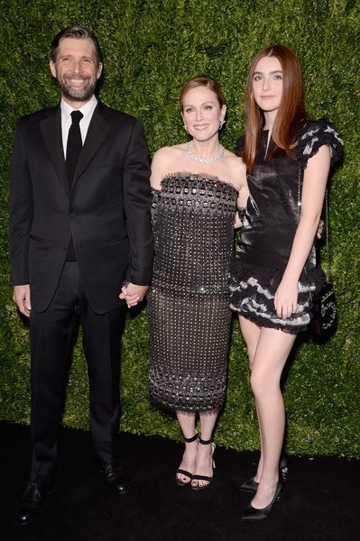 Các cô con gái xinh đẹp của sao Hollywood - 8
Minh tinh từng giành giải Oscar Julianne Moore và lần hiếm hoi đưa chồng và con gái đi dự sự kiện. Liv - Con gái ngôi sao phim Still Alice (ngoài cùng bên phải) năm nay 16 tuổi, đẹp rạng rỡ, duyên dáng