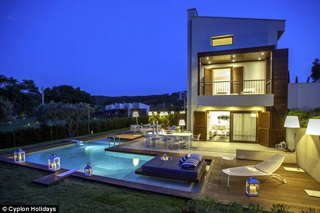 
Khách mời còn được tặng phòng tại Hi Lạp
