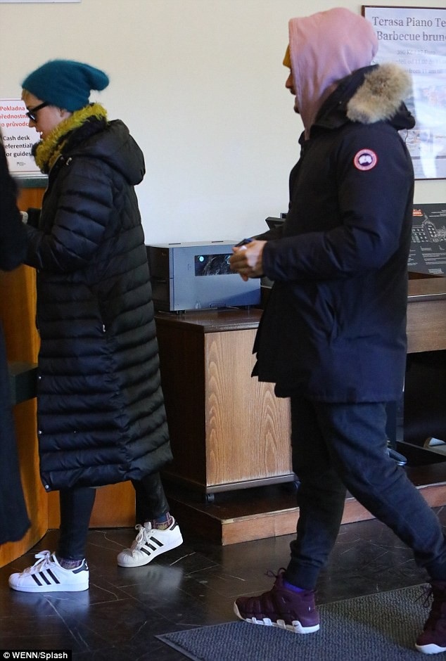 
Katy tới thăm Orlando tại Séc vì anh đang quay phim truyền hình mới Carnival Row ở đây.
