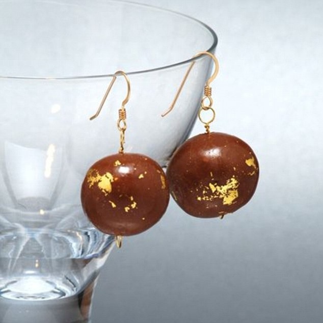 
Khuyên tai bằng socola phủ vàng và không chảy kể cả đeo ban ngày!
