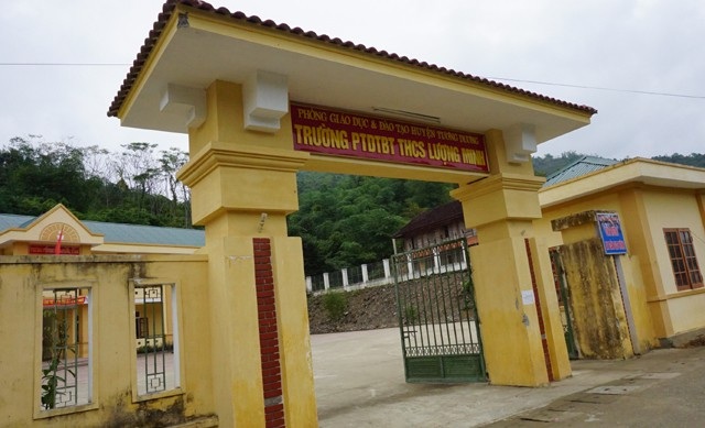 “24 học sinh mồ côi cả cha lẫn mẹ hoặc cả hai đang đi tù!” - 1 Trường PTDTBT THCS Lượng Minh, nơi có 24 em học sinh mồ côi cả cha lẫn mẹ hoặc cả hai đang đi tù vì liên quan đến ma túy, gần 40 học sinh mồ côi cha hoặc mẹ, hoặc 1 trong 2 người đang thụ án vì ma túy