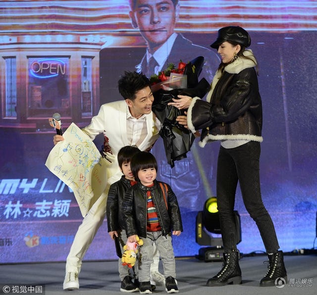 
Ở tuổi 43, Chí Dĩnh vẫn sở hữu ngoại hình trẻ trung và xứng dang là mỹ nam không tuổi. Anh khẳng định, gia đình là chỗ dựa vững chắc và an toàn với một nghệ sĩ như anh. Vợ anh, người mẫu Trần Nhược Nghi, quyết định chia tay sàn diễn thời trang sau khi gặp gỡ và mang thai đứa con đầu lòng của hai người. Cặp đôi làm đám cưới vào năm 2015 khi con trai đầu lòng của họ đã được hơn 2 tuổi.
