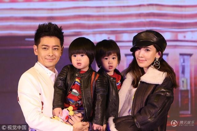 
Lâm Chí Dĩnh hạnh phúc bên vợ và hai con trai. Cặp sinh đôi này chào đời vào năm 2015. Vợ chồng Chí Dĩnh còn có một cậu con trai hiện đã 8 tuổi. Cậu bé vắng mặt trong sự kiện vì còn bận đi học.
